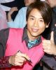 陶喆:网络上的“猛男陶”
他的网名是“猛男淘”,他称自己很早之前就在网上购买过一辆古董车。因为妈妈是上海人,一直对旧式的绣花鞋情有独钟。为此他几经周折在网上订购了一双上海的绣花鞋,并委托经纪人亲自到上海交易,结果这份特殊的礼物哄得陶妈妈特别开心。陶吉吉还准备开个小网店,通过拍卖自己的唱片及平日里的一些收藏,与歌迷打成一片。
