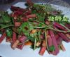 凉拌蕨菜,蕨菜可清热解毒,杀菌消炎;下气降压 蕨菜的某些有效成分能扩张血管,降低血压; 还可止泻利尿,民间常用蕨菜治疗泄泻痢疾及小便淋漓不通。