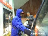11月9日深夜,一名出租车司机赶在11月10日零时前到北京崇文区一个加油站冒雪加油。国家发展和改革委员会9日宣布,自11月10日零时起将汽、柴油价格每吨均提高480元,折合零售价格,90号汽油和0号柴油(全国平均)每升分别提高0.36元和0.41元。新华社记者罗晓光摄