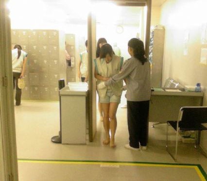 无锡新区某外企对下班女工搜身 <em>女人也是人</em>啊