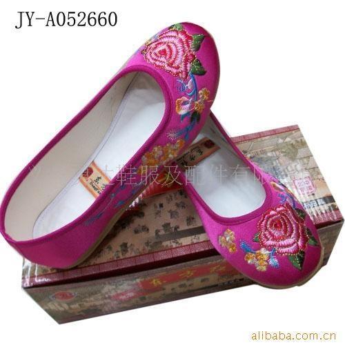 批发现货外贸库存鞋子 老北京<em>女式绣花鞋</em> 特色