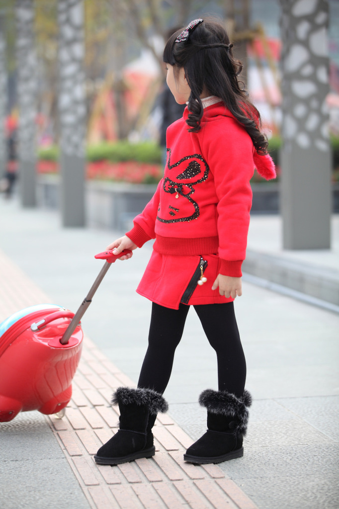 【最<em>新秋冬款</em>品牌童装批发女童加厚长袖时尚短