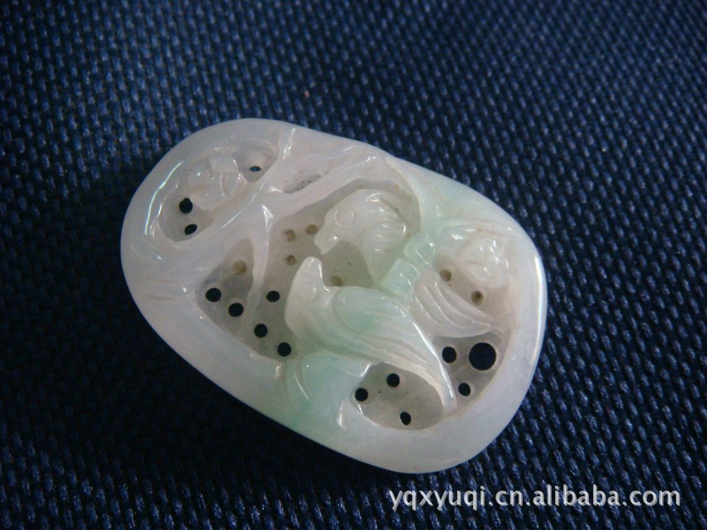 【飘翠翠玉,两只喜鹊,寓意喜事临门,事事顺利。