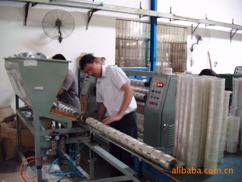 工人们正在将生产好的产品取下，准备打包装！