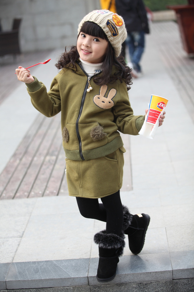 【最<em>新秋冬款</em>品牌童装批发女童加厚长袖时尚短