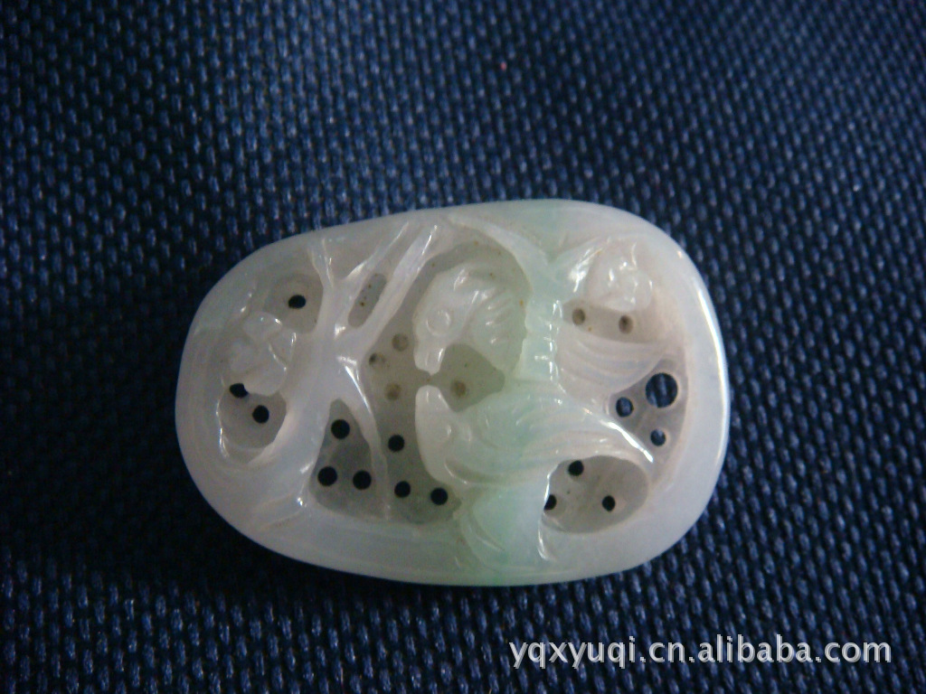 【飘翠翠玉,两只喜鹊,寓意喜事临门,事事顺利。