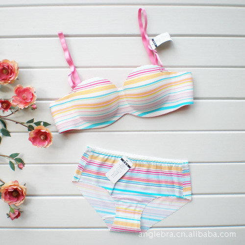 彩虹横条一片式<em>无痕</em>柔软高级<em>面料</em>内衣<em>文胸</em>套装