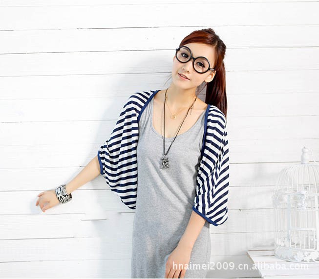 【初秋<em>百搭</em> 条纹<em>宽松</em>蝙蝠袖<em>开衫小外套</em>披肩防