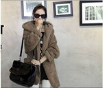 6220韩版秋冬女装斗篷带帽毛绒加厚外套毛毛大衣 43元