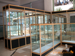 产品展柜,四角展柜,深圳展柜,精品展柜,钛合金展柜,深圳货架