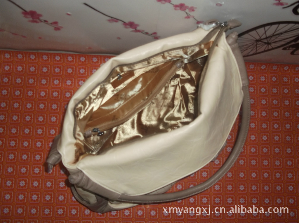 【<em>批发</em>2011新款 厦门木头人品牌 <em>女士手提包</em>、