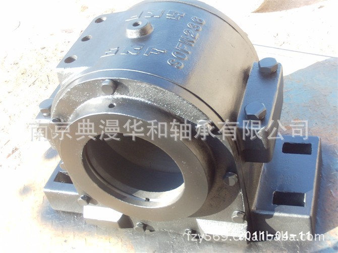 连接螺栓可以预加载,以更好地固定,不能使轴承座的底座或轴承座孔