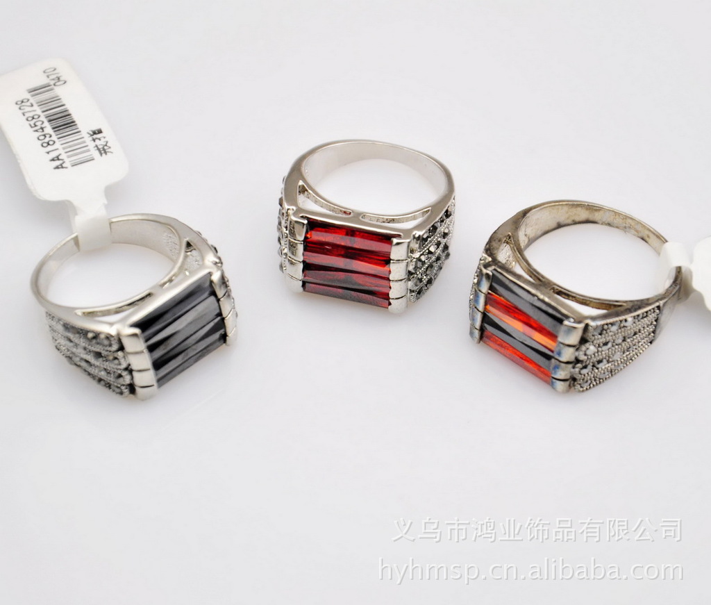 独一无二的长方形多块宝石,几何形戒指镶有黑