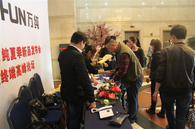 2012万纯服装郑州发布会隆重开幕(图1)