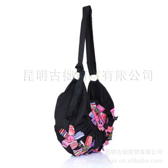 <em>女士</em>斜<em>挎包批发</em> 手工布艺花佩饰 时尚棉布单肩