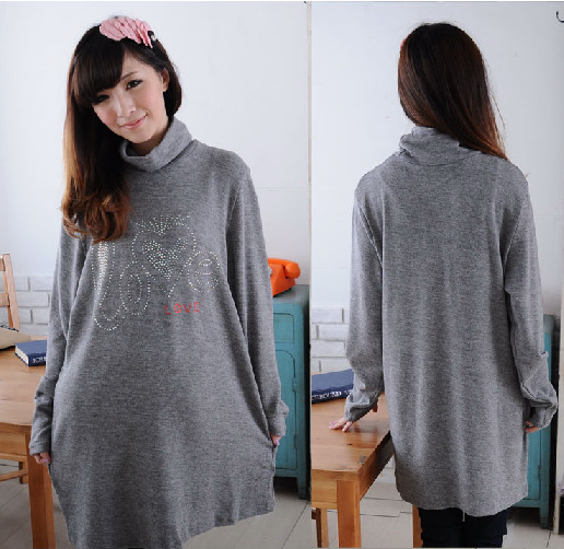 JJ12736丝光棉水钻love孕妇<em>高领宽松薄毛衣</em> 秋