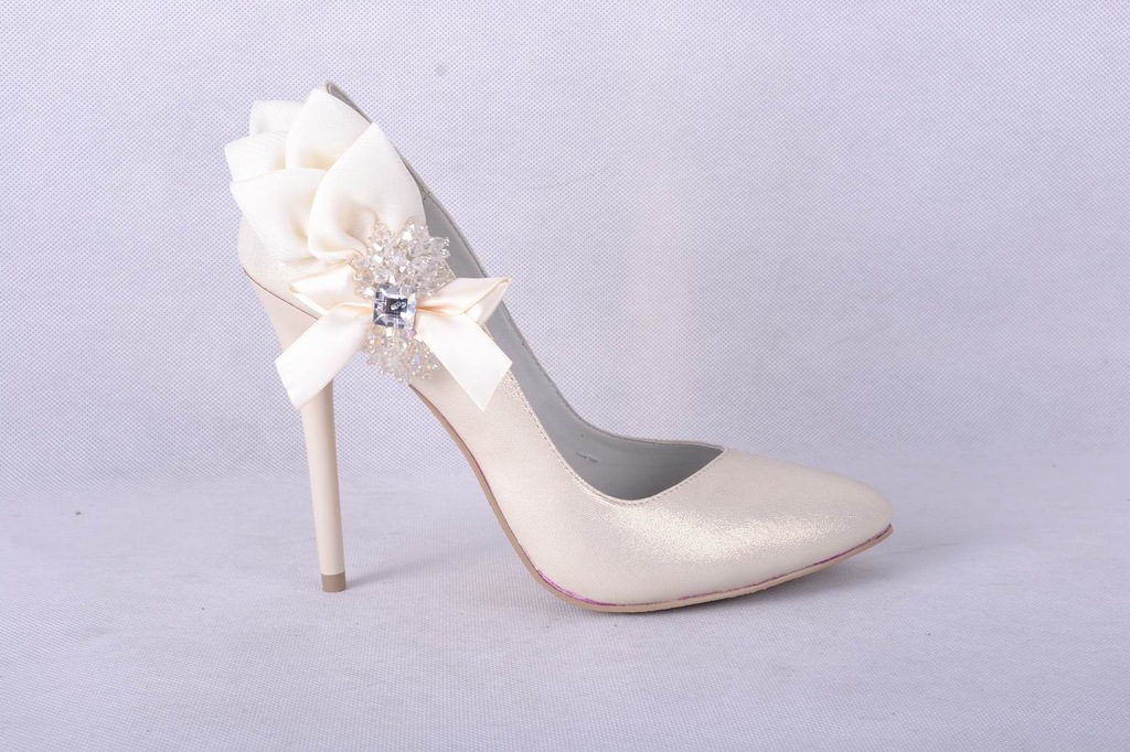 <em>品牌女士</em>高跟鞋/时装鞋 单鞋 蝴蝶结带珠 108.0