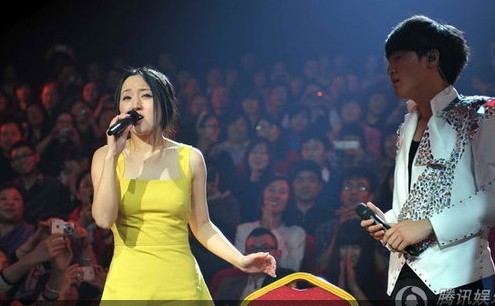 <em>杨钰莹</em>没<em>戴胸罩</em>黄色短裙献唱? 阿里巴巴 sang