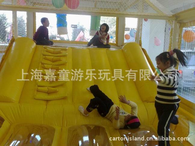 冰天雪地充气堡上