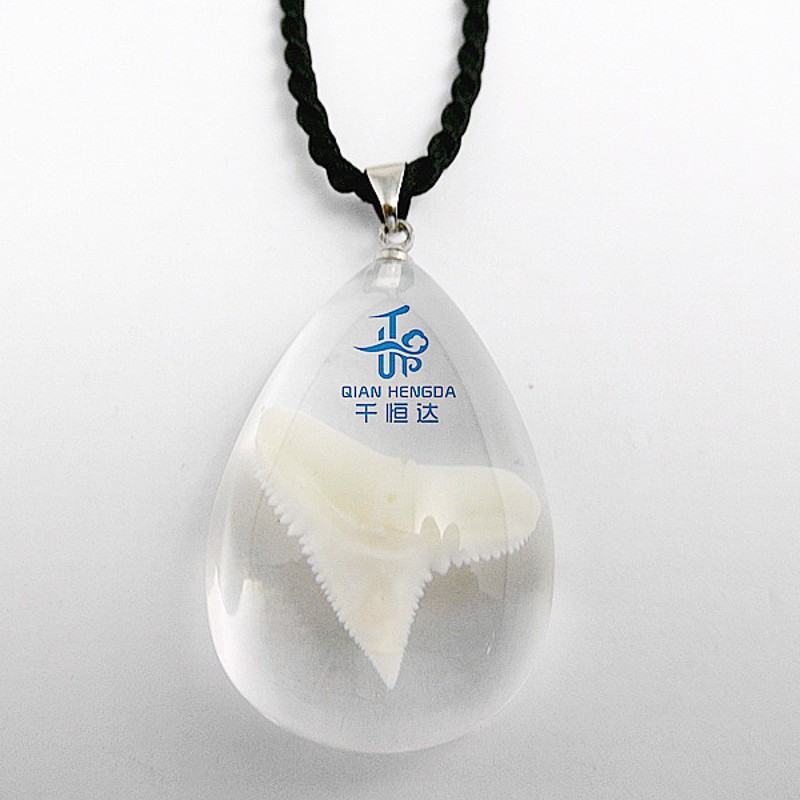 精美鱼牙琥珀吊坠项链 情侣项链 纪念品 保色链 彩色厂家直销