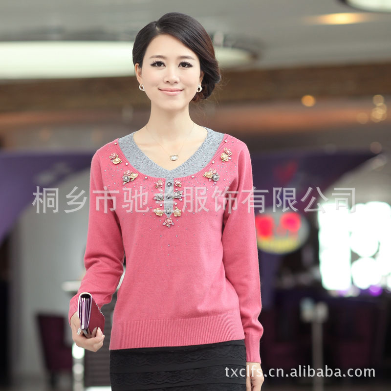 2012秋装新款韩版女装V领长袖领口带小花妈妈装羊绒衫针织羊毛衫 