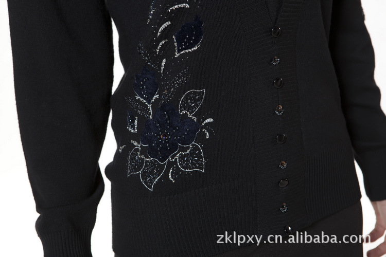 【2012秋冬中年女性假<em>两件套开衫</em> 手工绣花羊