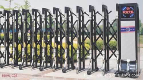 安装交通设施。安全指示标牌。道路防护栏。反