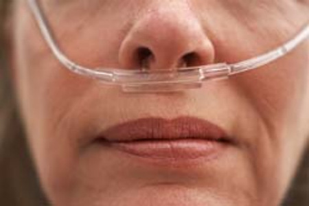并与鼻腔紧密接触,保证吸进的只是氧气,而另一侧鼻孔开放