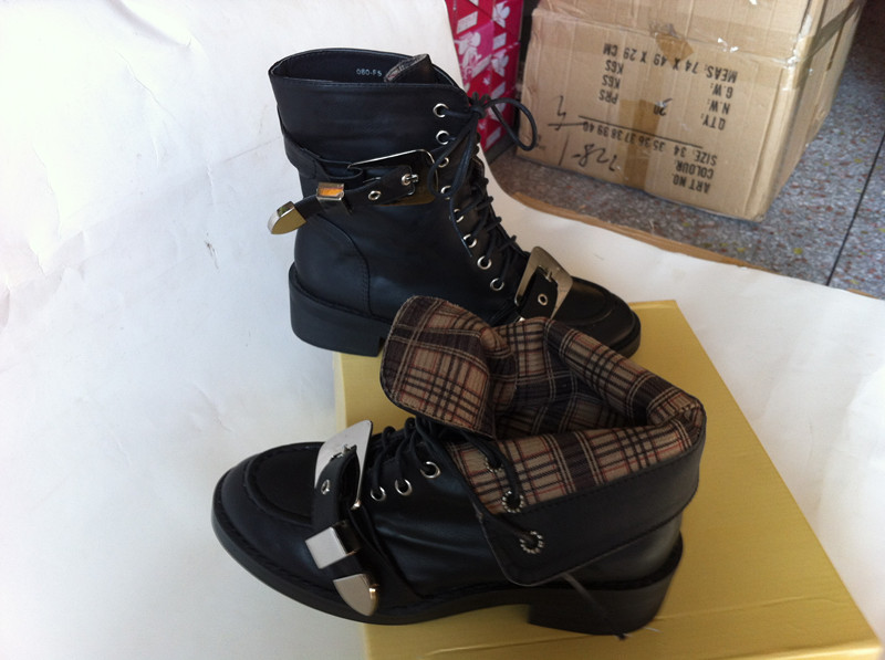 2012时尚欧美绑带短靴方跟<em>纯黑女鞋</em>扣子装饰