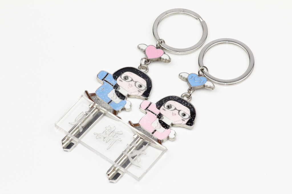 【菜菜大脸妹情侣钥匙胚批发\/零售创意卡通彩