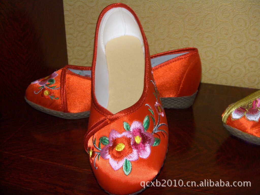 拖鞋、家居鞋-庆阳手工<em>绣花鞋</em> <em>女式</em>单鞋 新样式