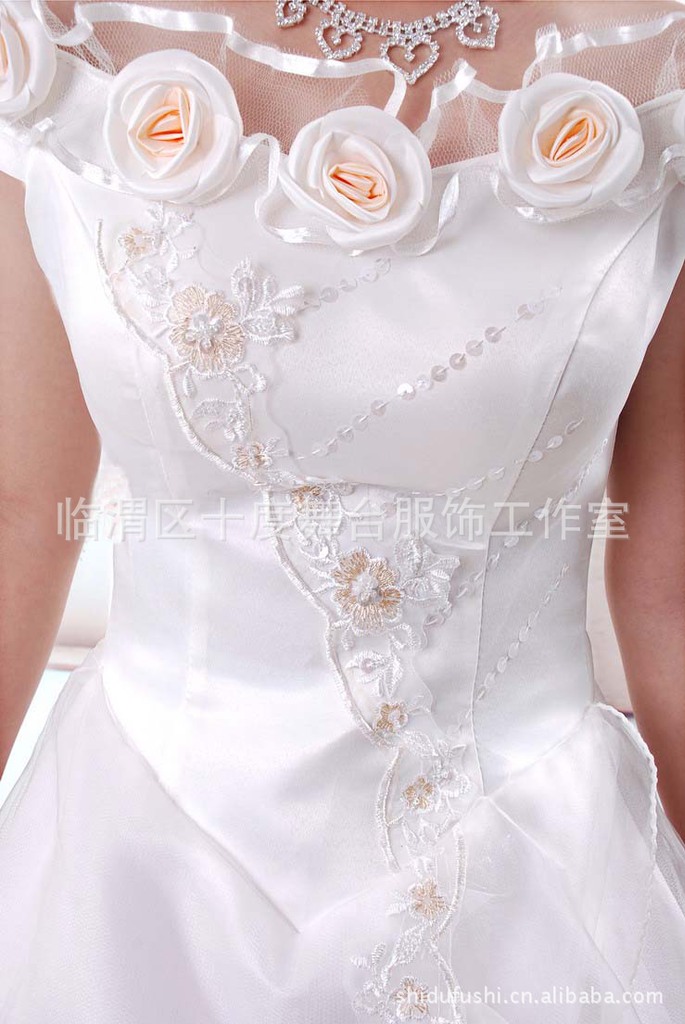十度服饰 白色一字肩双层带花婚纱图片,十度服
