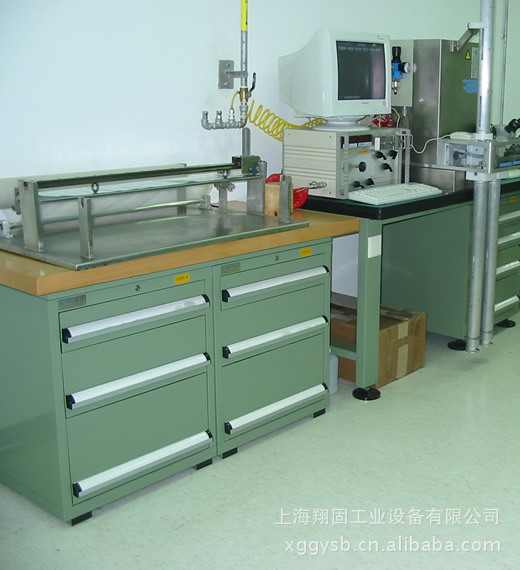 温州瑞锐智能配备获得一种立式注塑机专利避免上下模呈现侧向移动或偏移提高了产品质量的稳定性