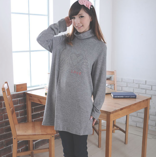 JJ12736丝光棉水钻love孕妇<em>高领宽松薄毛衣</em> 秋