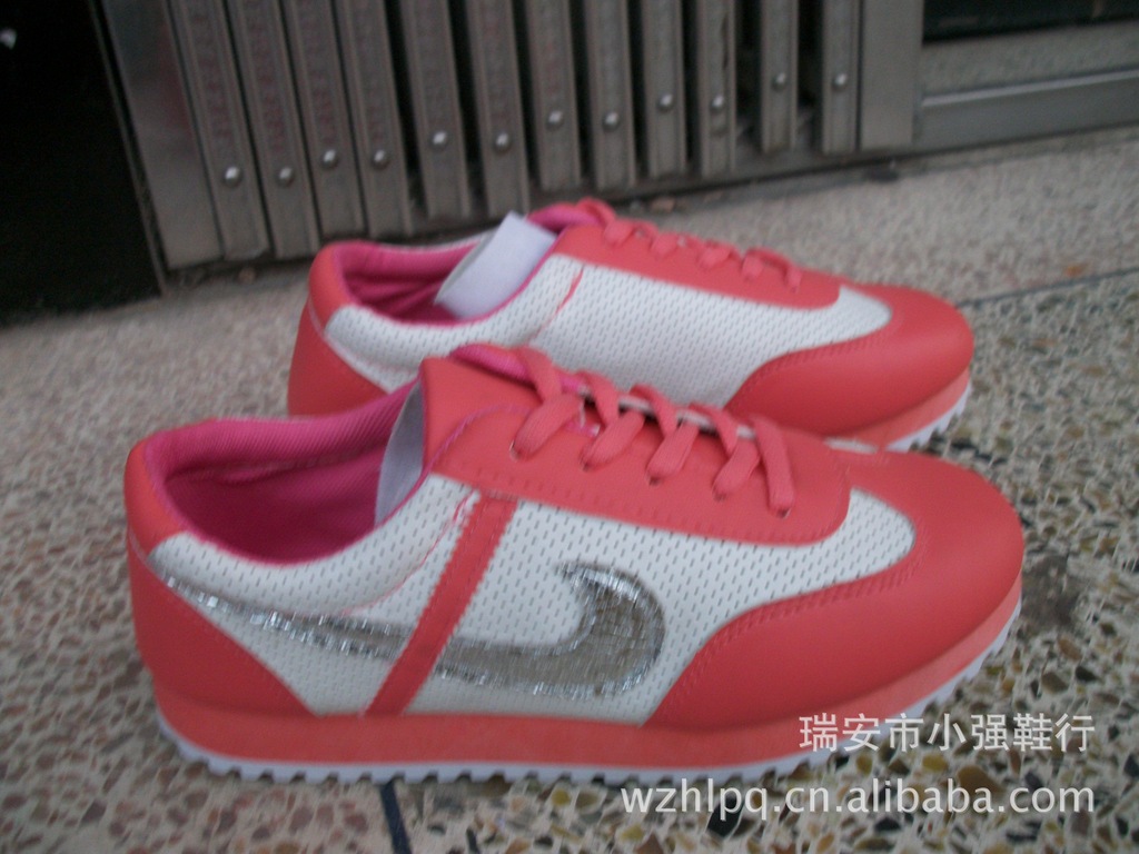 2013新款仿耐克双色底<em>休闲</em>运动<em>女鞋批发</em> - 阿