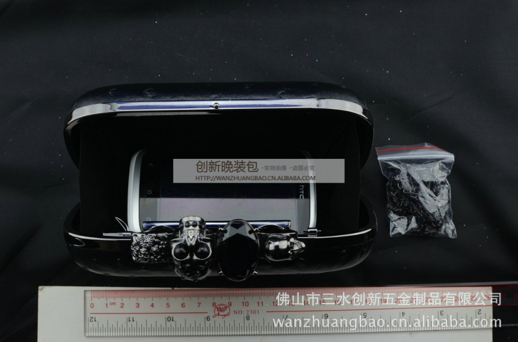 2013年新款热销四指鬼头硬盒包晚宴包