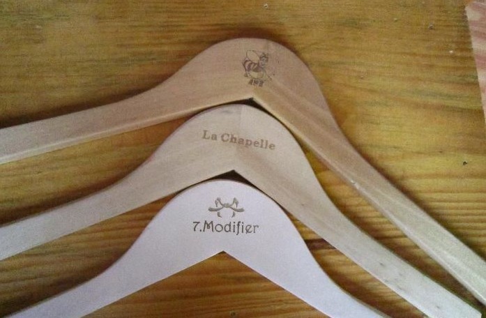 竹木<em>塑胶文胸</em>衣架雕刻机喷漆电泳电镀雕刻加工