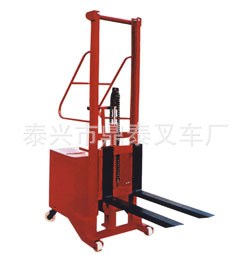 配重式手动堆高车1