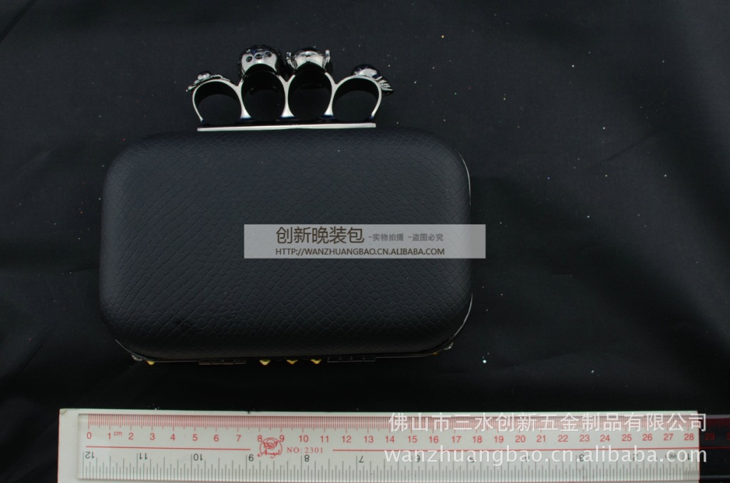 2013年新款热销四指鬼头硬盒包晚宴包