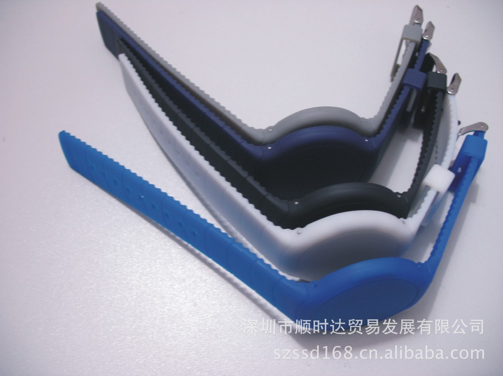 【深圳厂家新款高质量LED触摸屏电子表、硅胶