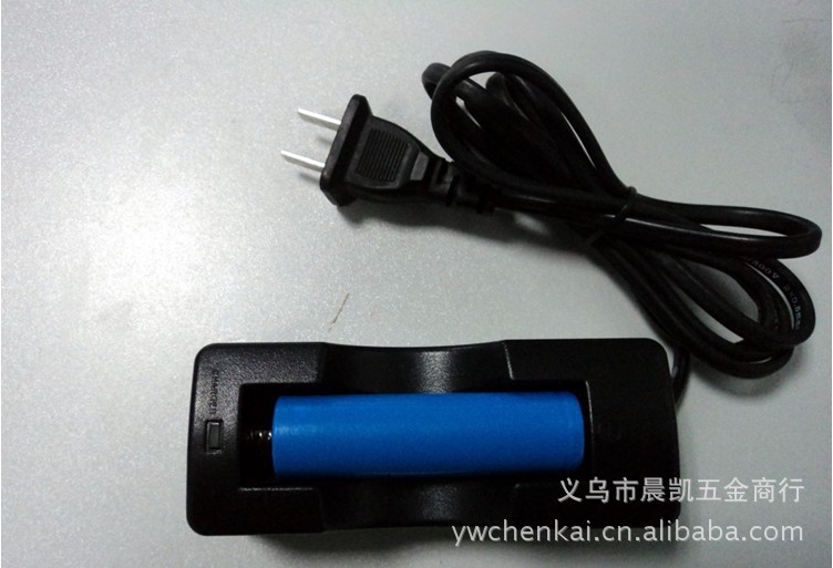 【批发 强光手电筒万能充电器 18650锂电池充