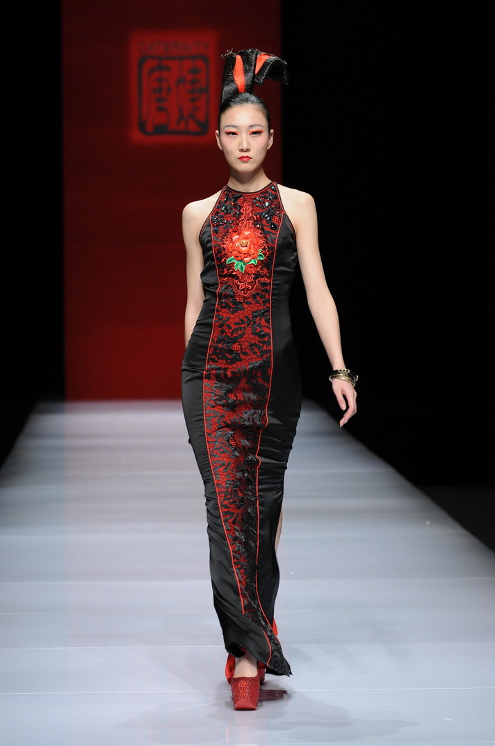 2013唐婕大牌高端<em>刺绣</em>蕾丝拼接<em>民族风</em>礼服连