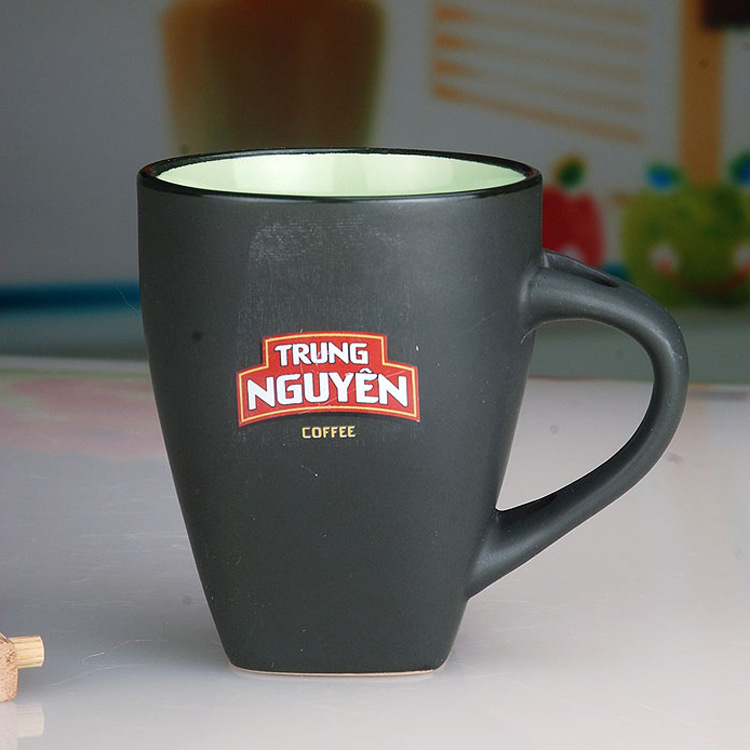 新款哑光双色釉带勺马克杯 外黑内彩陶瓷杯 糖果色