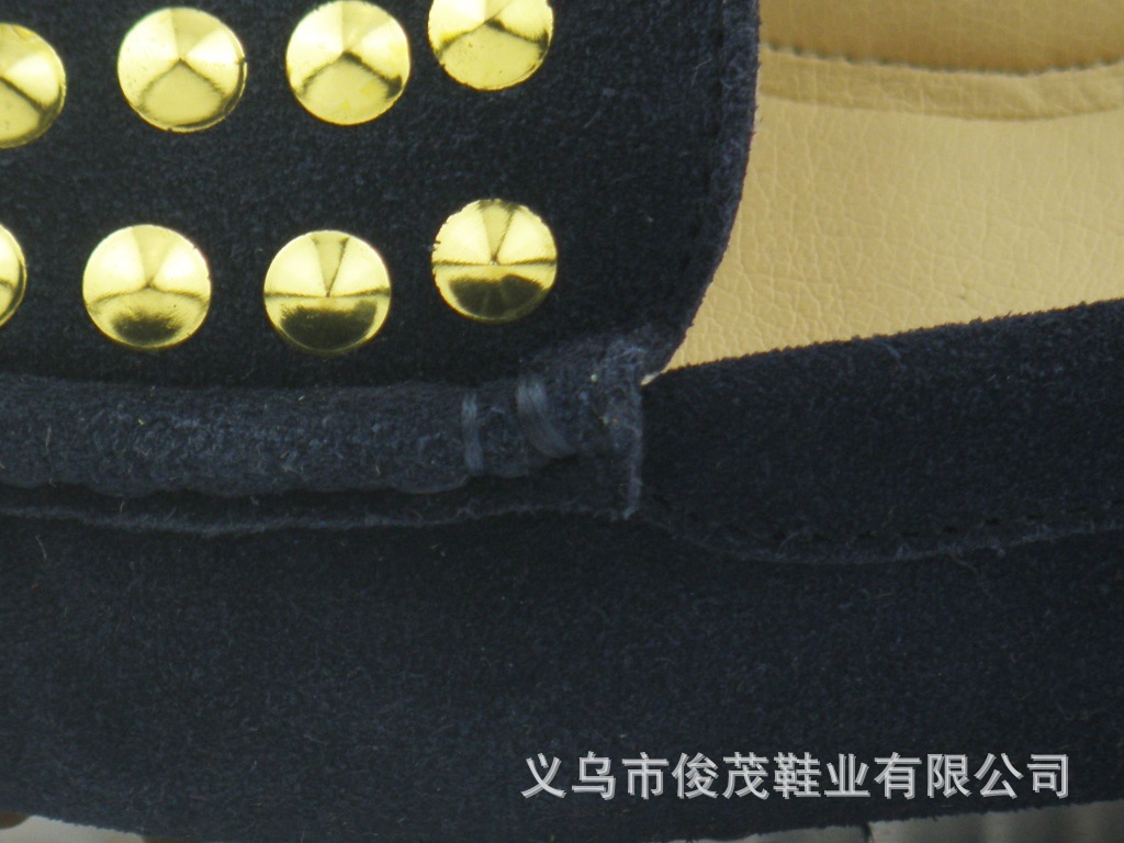 【秋季新款复古单鞋休闲平底<em>牟钉</em> 低跟舒适牛