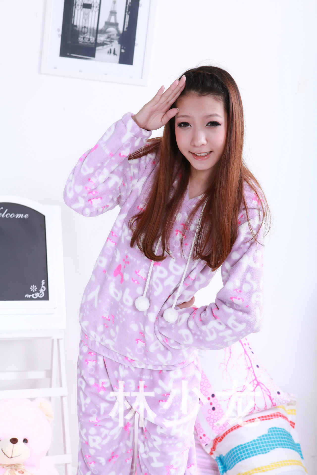 【秋冬款<em>可爱少女装</em>/女士紫英文带帽美舒绒休