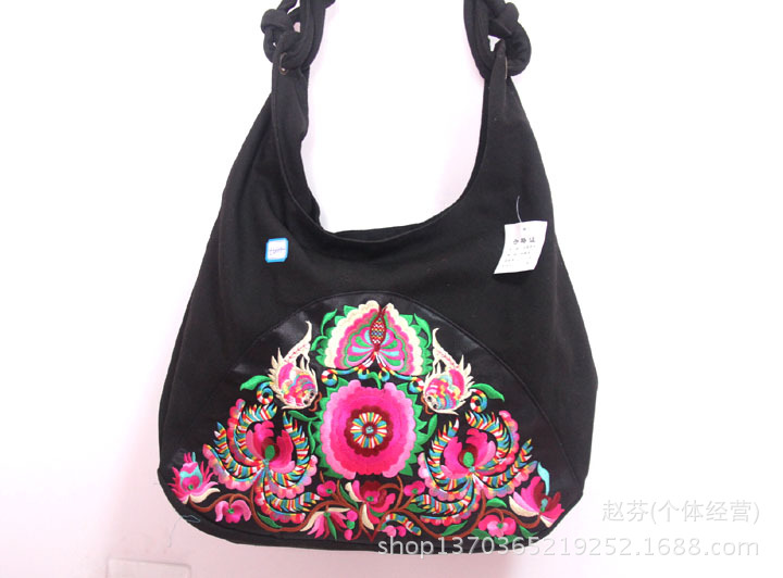 純手工復古刺繡斜挎包