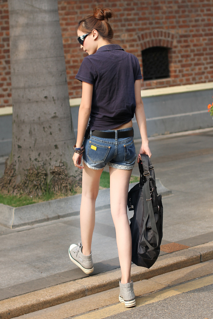 【夏季新款<em>非主流</em> 裤脚绣花<em>女牛仔短裤</em> 女士破