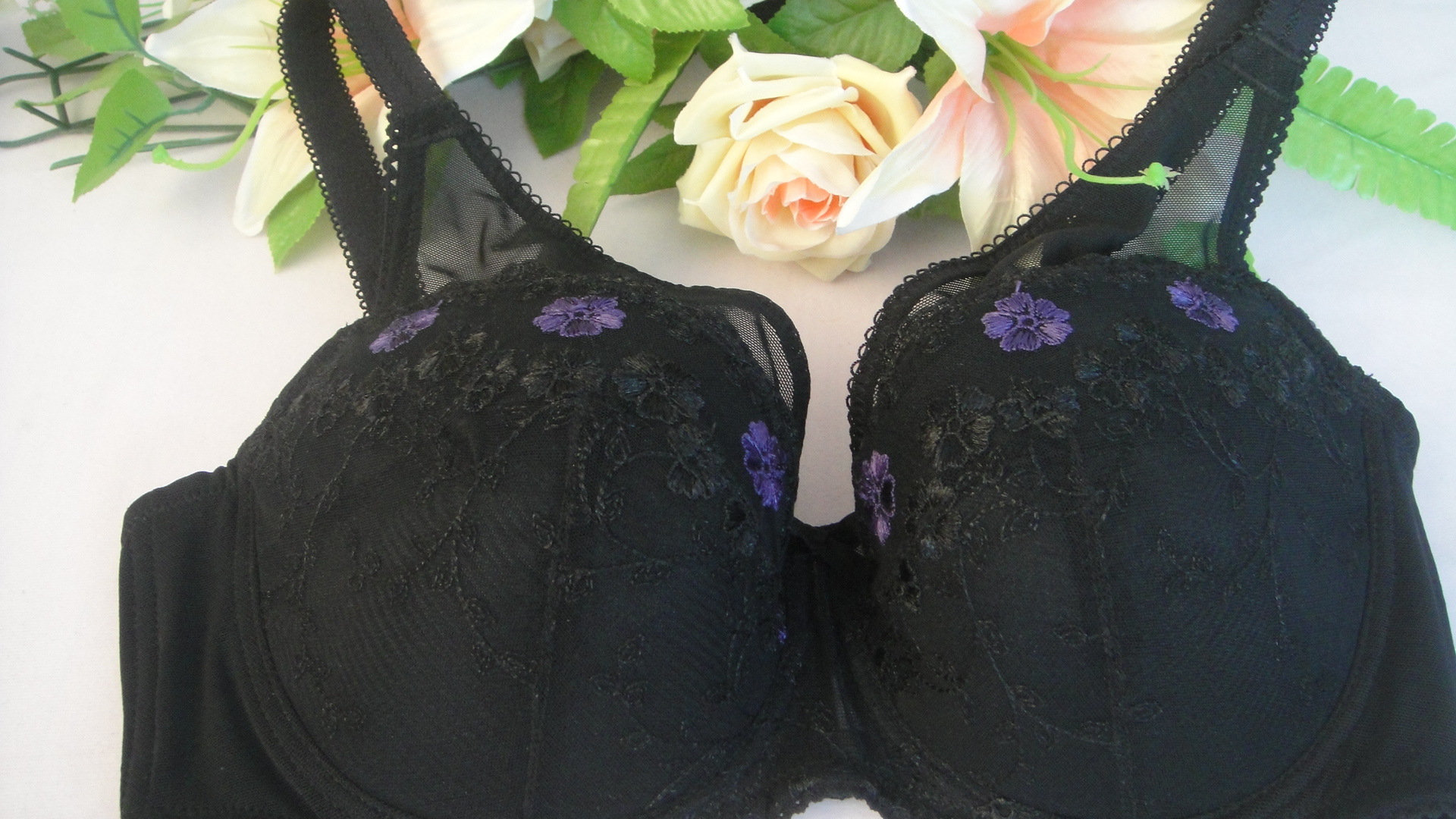 【新款<em>大号文胸</em> 蕾丝绣花聚拢侧收 全罩杯薄膜