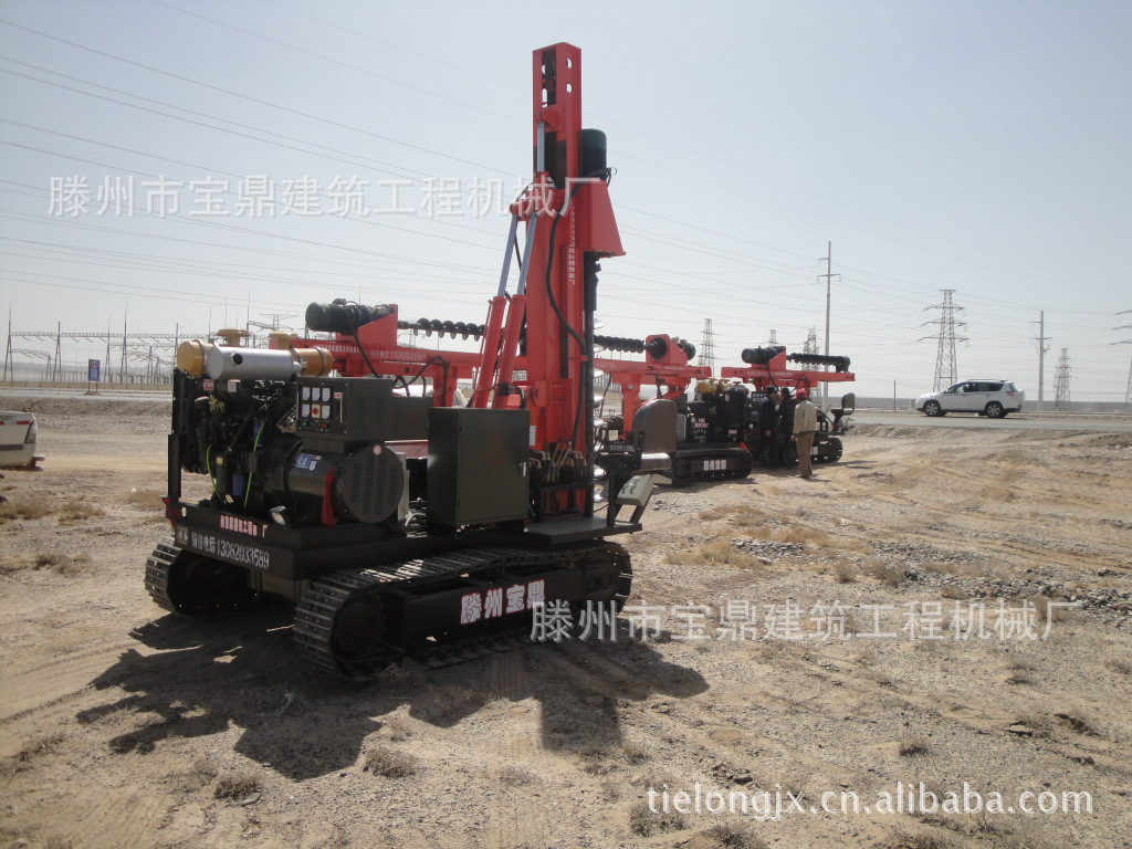 太阳能履带打桩机工作现场