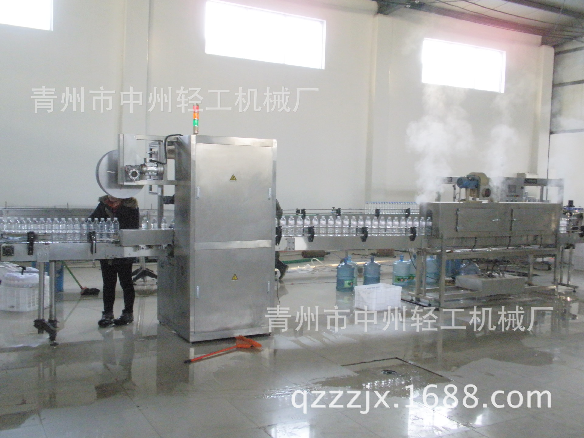 实拍瓶装水自动套标、缩标设备